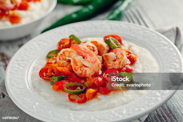 Camarones Y Sémola De Maíz Foto de stock y más banco de imágenes de Camarón - Marisco - Camarón - Marisco, Sémola gruesa, Ajo