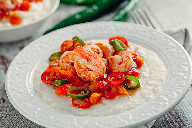 krewetki i grits - grits prepared shrimp restaurant food zdjęcia i obrazy z banku zdjęć