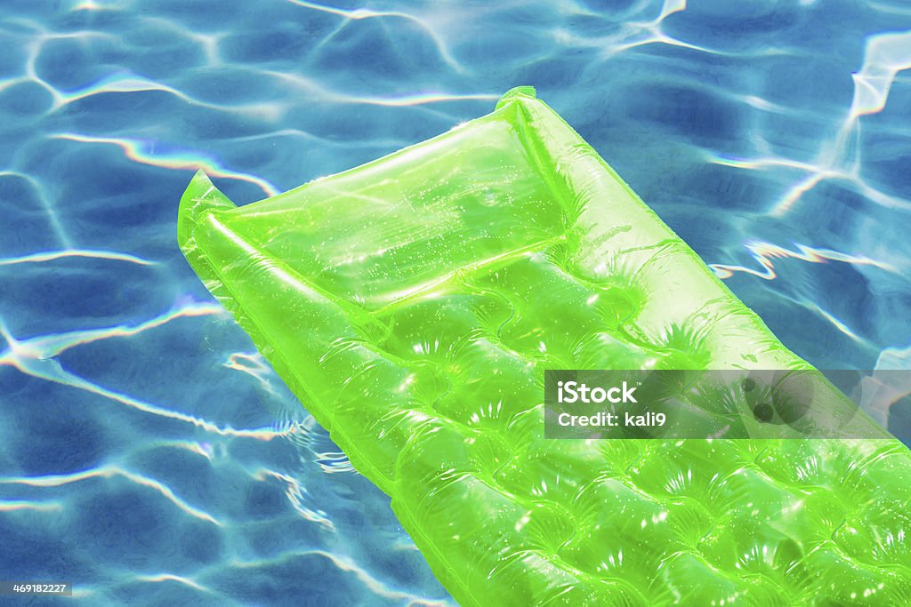 Bote neumático en la piscina - Foto de stock de Actividades recreativas libre de derechos