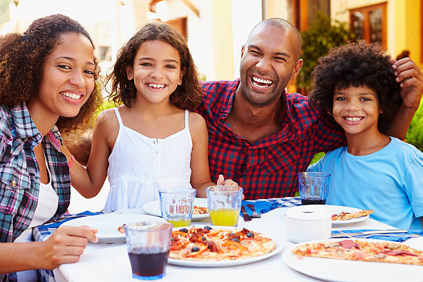 세로는 가족 식사 식탁에서 야외 레스토랑 - pizza eating african descent lunch 뉴스 사진 이미지