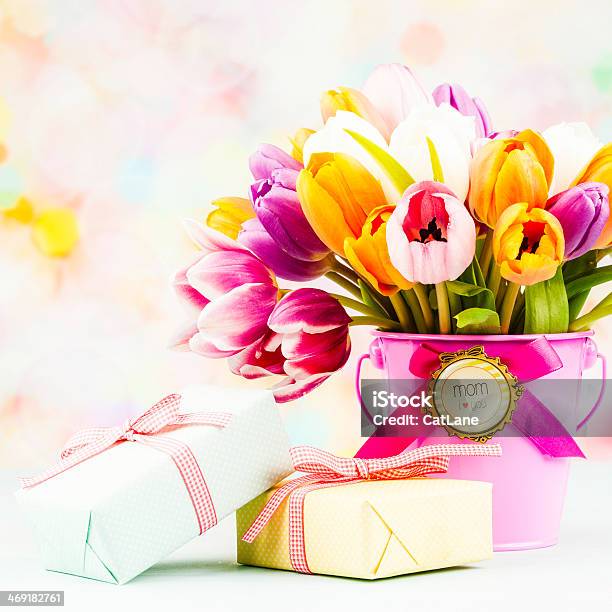 Dniu Matki Prezent Z Świeże Kwiaty - zdjęcia stockowe i więcej obrazów Dzień Matki - Dzień Matki, Bez ludzi, Bukieciarstwo