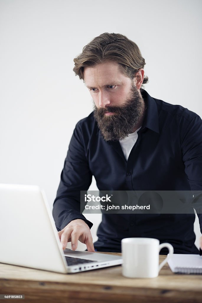 Homme barbu au bureau de travail - Photo de Adulte libre de droits