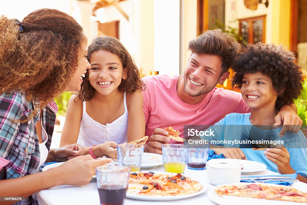 Famille de manger des repas ensemble au Restaurant en plein air - Photo de Famille libre de droits