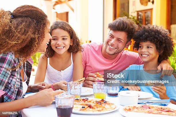 Photo libre de droit de Famille De Manger Des Repas Ensemble Au Restaurant En Plein Air banque d'images et plus d'images libres de droit de Famille