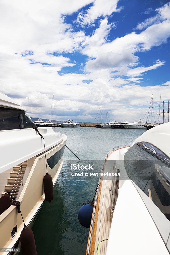 Yacht nel porto. Stagione estiva. Cielo variabile. - Foto stock royalty-free di Albero maestro