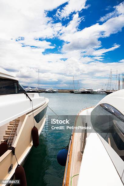 Yacht Nel Porto Stagione Estiva Cielo Variabile - Fotografie stock e altre immagini di Albero maestro - Albero maestro, Ambientazione esterna, Ancora