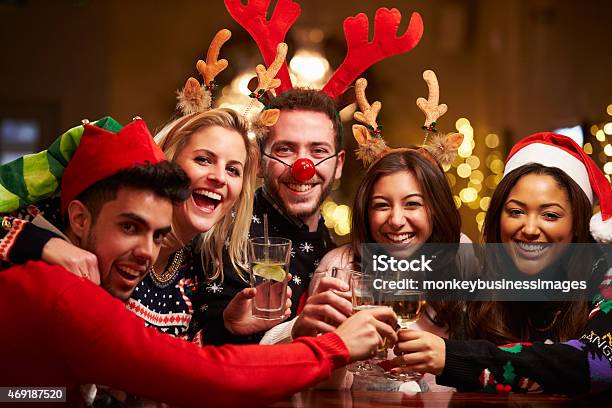 Gruppe Von Freunden Genießen Sie Weihnachten Getränke In Der Bar Stockfoto und mehr Bilder von Weihnachten