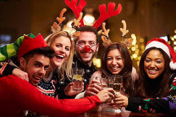 grupo de amigos disfrutando de bebidas en el bar de navidad - adult beverage fotografías e imágenes de stock
