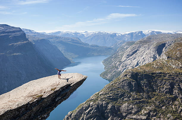 gymnast stania na rękach kobiet robi na trolltunga rock w norwegii - rock norway courage mountain zdjęcia i obrazy z banku zdjęć