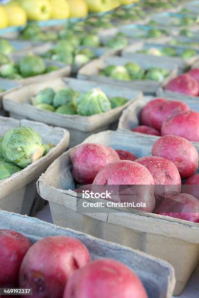 Frisches Obst Und Gemüse Zu Verkaufen In Farmers Market Stockfoto und mehr Bilder von Groß