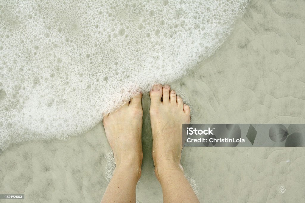 女性の足に海のビーチ - 水のロイヤリティフリーストックフォト
