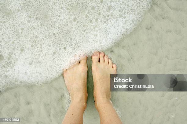 女性の足に海のビーチ - 水のストックフォトや画像を多数ご用意 - 水, 浸す, アイデア