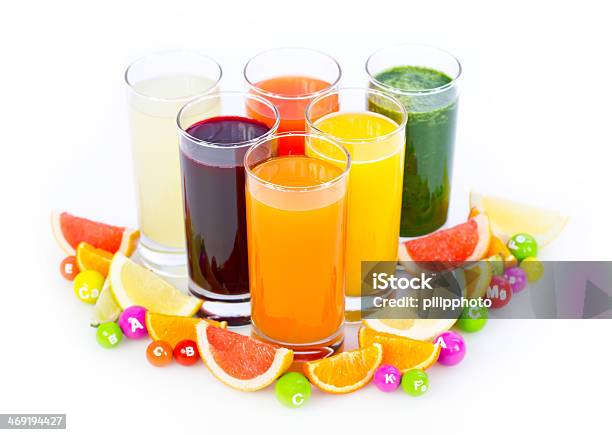 Frescos Y Saludables Jugos De Frutas Y Verduras Foto de stock y más banco de imágenes de Batido de frutas - Batido de frutas, Bebida, Bebida con espuma