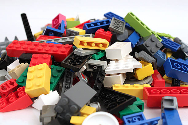 haufen von legosteinen - lego construction toy isolated on white isoalted stock-fotos und bilder