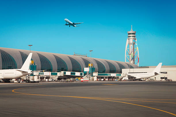 международный аэропорт дубая - air traffic control tower airport runway air travel стоковые фото и изображения
