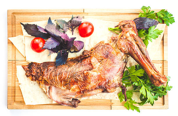 gigot свежими помидорами и базиликом - lamb shank roast lamb leg of lamb стоковые фото и изображения