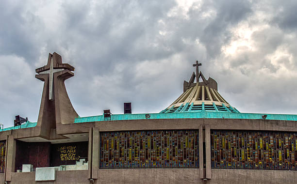 tetto della chiesa moderna basilica de guadalupe - basilica foto e immagini stock