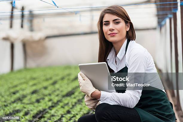Hembra Investigador Técnico Estudiando Con Un Comprimido Foto de stock y más banco de imágenes de Agricultura