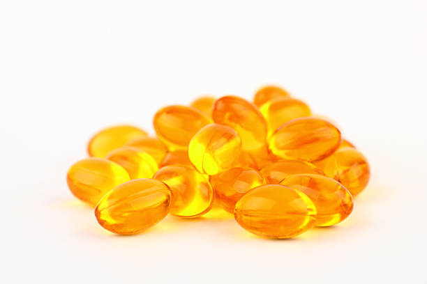 cápsulas de aceite de pescado - vitamin pill nutritional supplement capsule lecithin fotografías e imágenes de stock