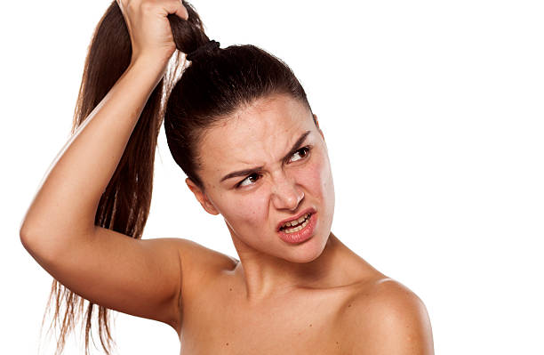 mulher nervoso - ponytail human hair pulling women imagens e fotografias de stock
