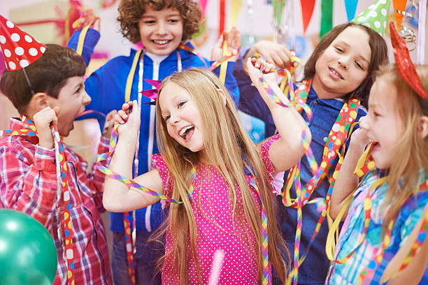 ballare con gli amici alla festa di compleanno - kids birthday party foto e immagini stock