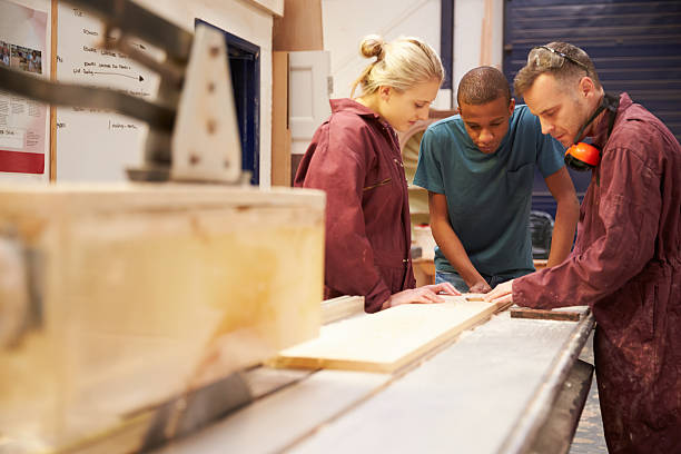 stolarz z uczniów za pomocą stołowa piła tarczowa w warsztatach - carpenter carpentry craft skill zdjęcia i obrazy z banku zdjęć