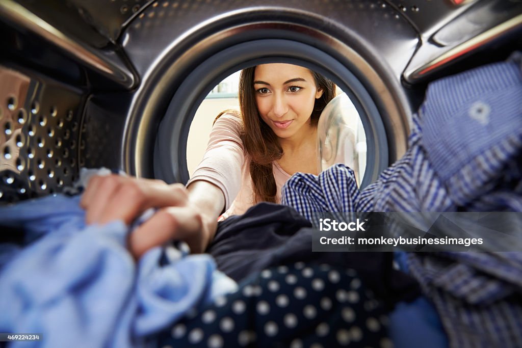 Frau Wäsche waschen, wenn im - Lizenzfrei Waschmaschine Stock-Foto