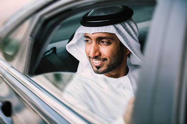 arabe homme d'affaires dans la voiture - reflection businessman business telephone photos et images de collection