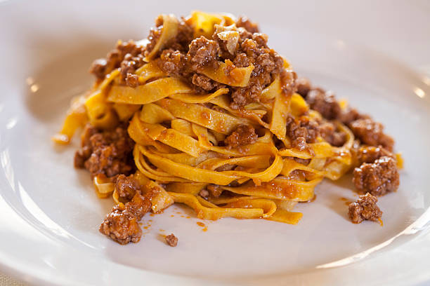 tagliatelle/fettuccine mit fleisch sauce, ragout - ragout stock-fotos und bilder