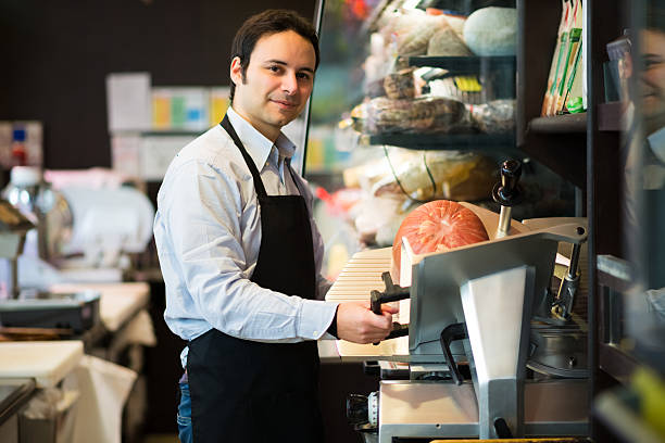 shopkeeper w pracy w sklepie spożywczym - butchers shop meat sausage store zdjęcia i obrazy z banku zdjęć