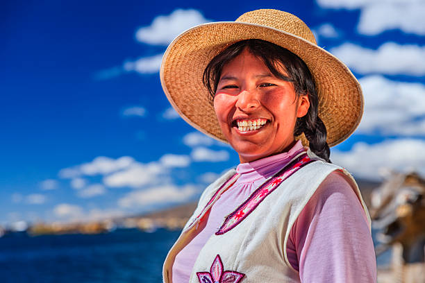 porträt der glückliche frau auf uros floating island, lake tititcaca - peruanische kultur stock-fotos und bilder