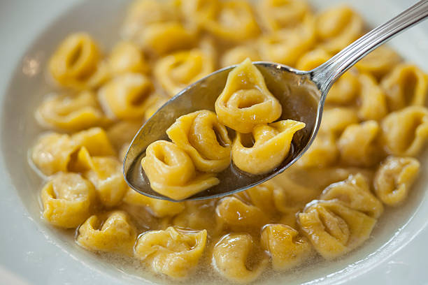 plato de tortellini en caldo de carne - healthy eating pasta flour food fotografías e imágenes de stock