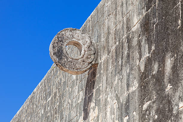 ring geschnitzte auf die große ball court von chichen itza - the great court stock-fotos und bilder