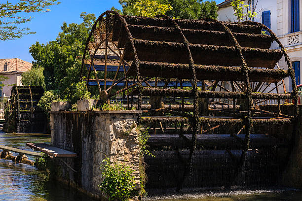 l'isle-sur-la-sorgue, acqua whell-francia - whell foto e immagini stock