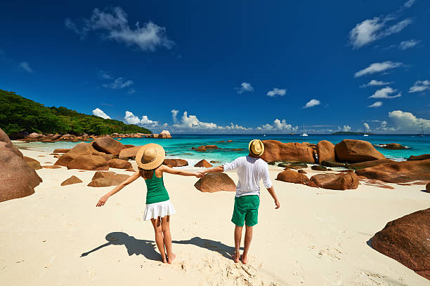 paar im grünen, die spaß an einem strand auf den seychellen - igneous rock stock-fotos und bilder