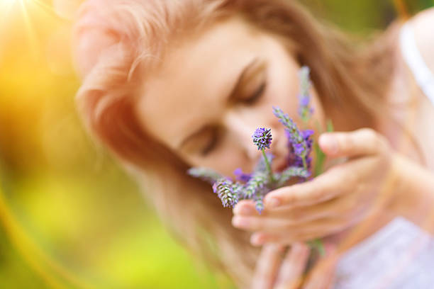 mujer agarrando flores - cut flowers women field single flower fotografías e imágenes de stock