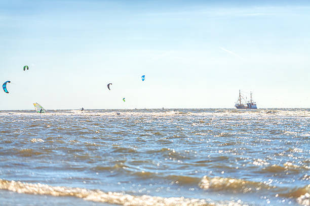 słoneczny dzień na morzu północnym sankt peter-ording - kutter zdjęcia i obrazy z banku zdjęć