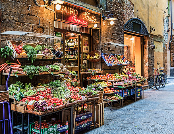 fresh market à florence, italie - tomato small food vegetable photos et images de collection