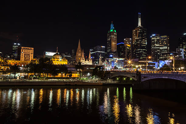 melbourne distrito comercial en blanco noche de 2015 - yarras edge fotografías e imágenes de stock