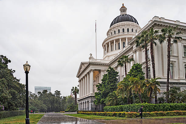 visitantes do capitólio na chuva - building exterior sacramento county california state capitol building - fotografias e filmes do acervo