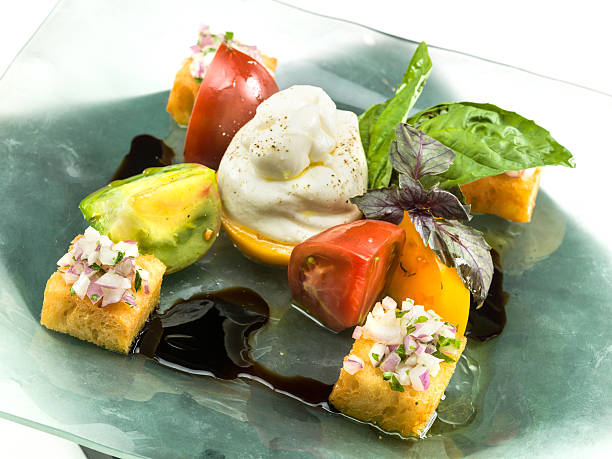 부라타를 일행과 나눠, 토종 토마토 샐러드 - caprese salad heirloom tomato salad food 뉴스 사진 이미지