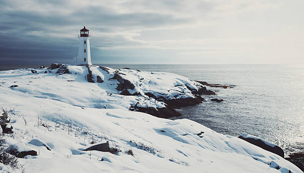 faro de nieve fresca - direction sea lighthouse landscape fotografías e imágenes de stock