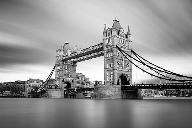 london tower bridge across thames in black and white - tower bridge stockfoto's en -beelden