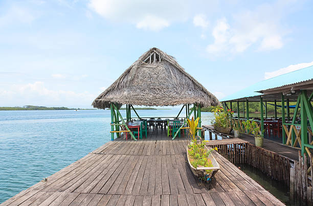 restaurante tropical em palafitas - bocas del toro - fotografias e filmes do acervo