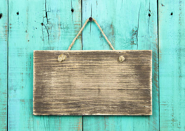 blank rustique panneau en bois suspendues sur vieilli, turquoise clôture - barn door photos et images de collection