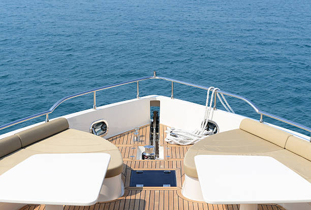 luxus motor yacht auf see - cable winch sailing yacht sport stock-fotos und bilder