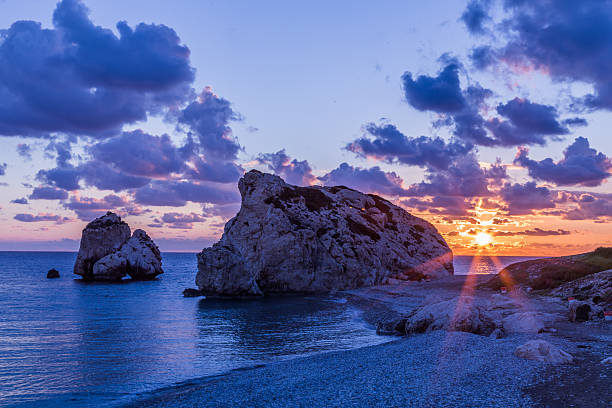 sonnenuntergang in der nähe von petra tou romiou (aphrodite's rock), zypern - birthplace stock-fotos und bilder