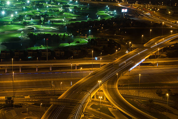 pole golfowe obok expressway - luxary zdjęcia i obrazy z banku zdjęć