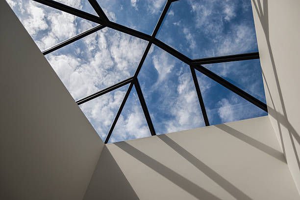 Vista del cielo con un tragaluz contemporánea - foto de stock