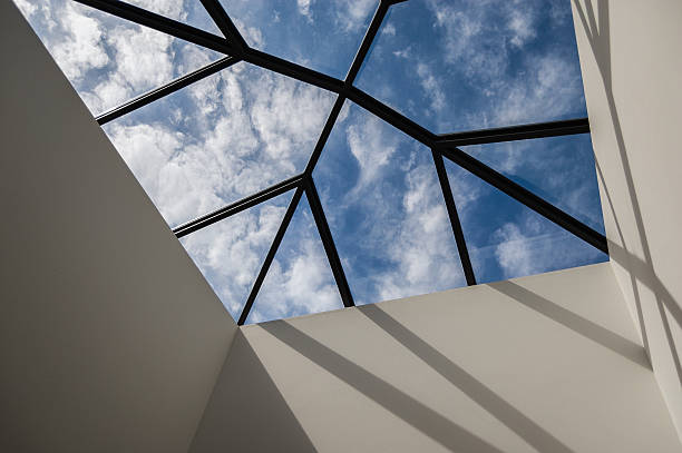 vista do céu através de um moderno claraboia - sunny apartment window sky imagens e fotografias de stock
